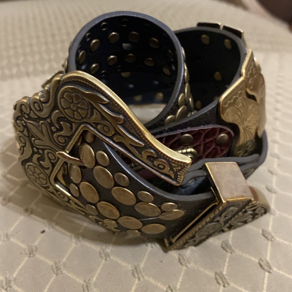 Non branded belt. Black and bronze lots of detail ✨✨✨✨ - Picture 3 of 5